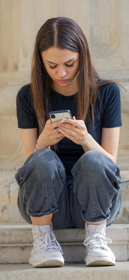 酷喵 App 收藏与观看历史页截图，卡片式排列着用户收藏的内容，顶部有收藏与历史两个切换标签